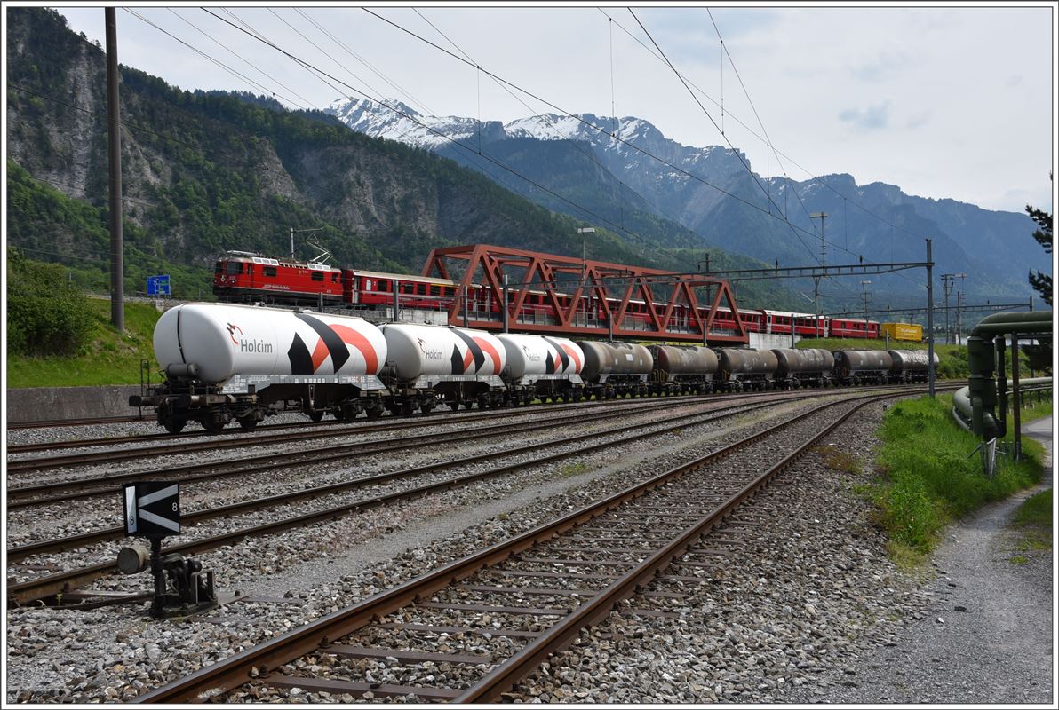 RE1744 mit der Ge 4/4 II 628  s-chanf  auf der SBB Überführung in Untervaz-Trimmis. (18.05.2017)