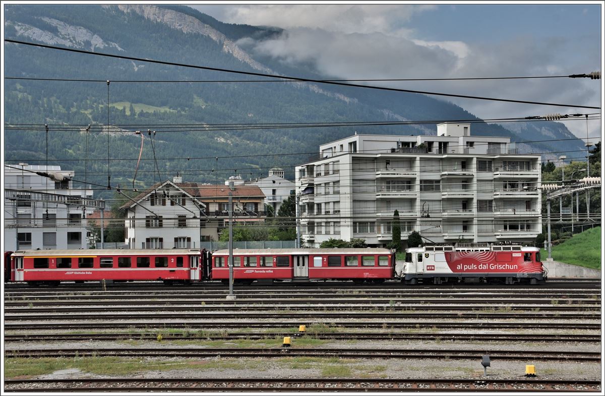 RE1744 mit Ge 4/4 II 633  Zuoz  mit dem B2303 fährt in Chur ein. (20.07.2017)