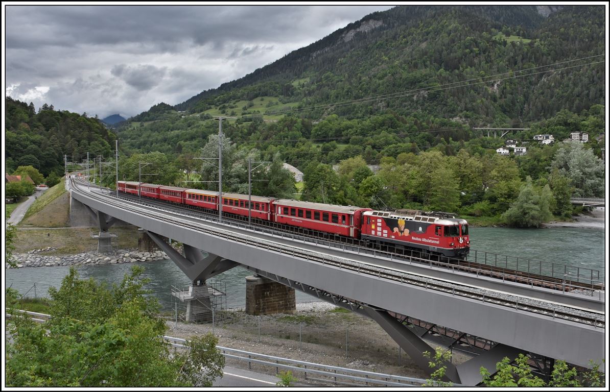 RE1744 mit Ge 4/4 II 629  Tiefencastel  überquert den Hinterrhein gezwungenermassen auf der ursprünglichen Brücke, da vom Oberland her eine Weichenverbindung auf die neue Brücke fehlt. (13.05.2020)