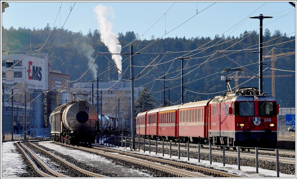 RE1744 mit Ge 4/4 II 614  Schiers  nach Scuol-Tarasp bei Ems Werk. (26.01.2016)