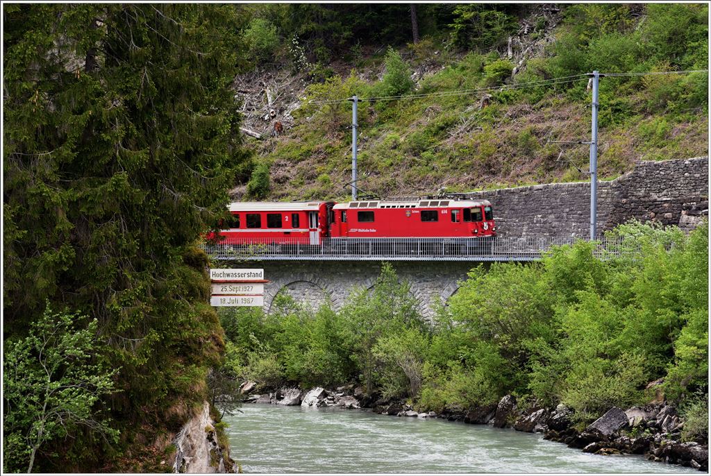RE1744 mit der Ge 4/4 II 614  Schiers  bei der Hochwassermarke zwischen Trin und Reichenau-Tamins. (15.05.2016)