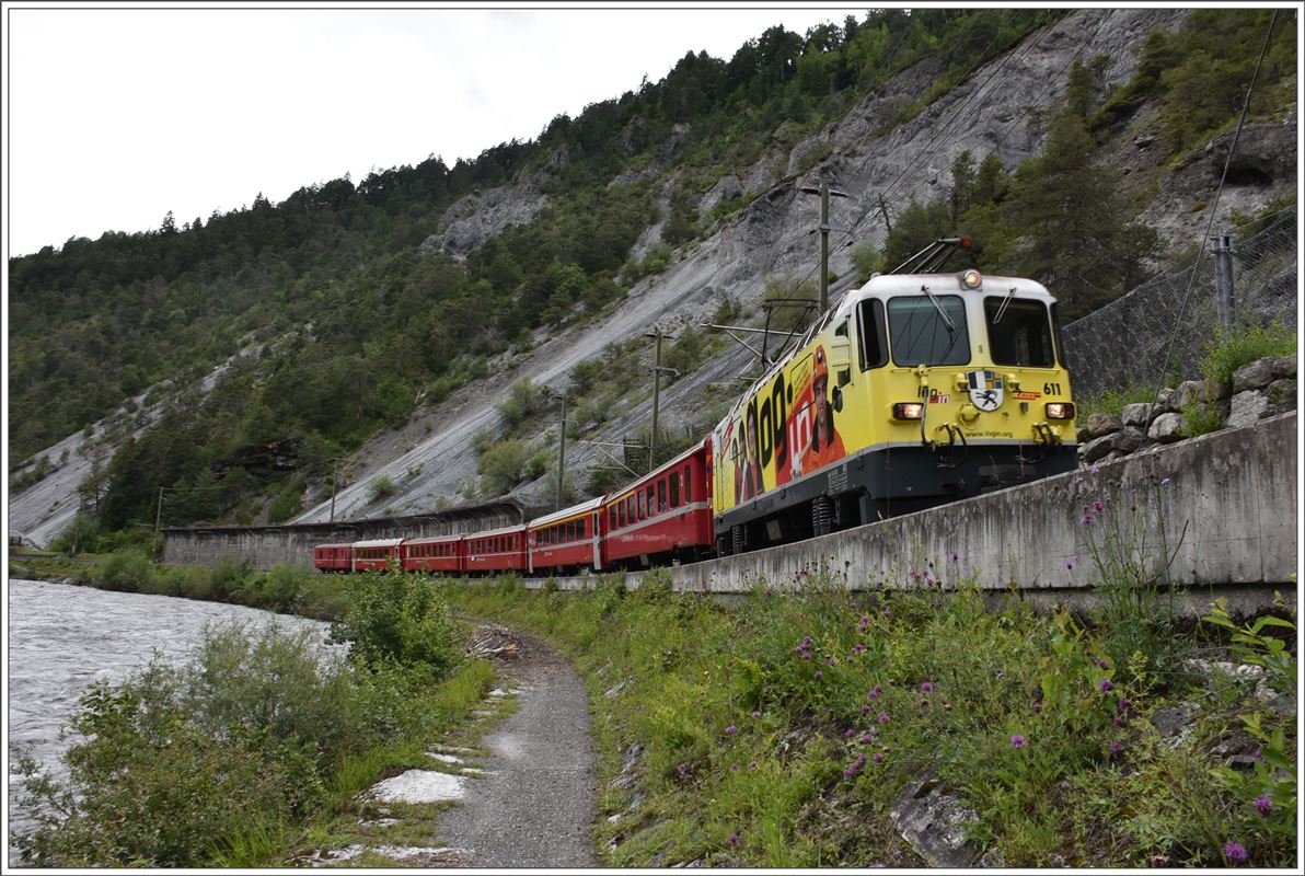RE1744 mit Ge 4/4 II 611  Landquart  bei Trin. (17.04.2016)