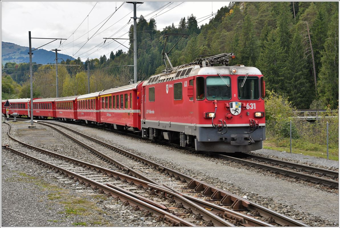 RE1744 mit Ge 4/4 II 631  Untervaz  in Valendas-Sagogn. (13.10.2016)