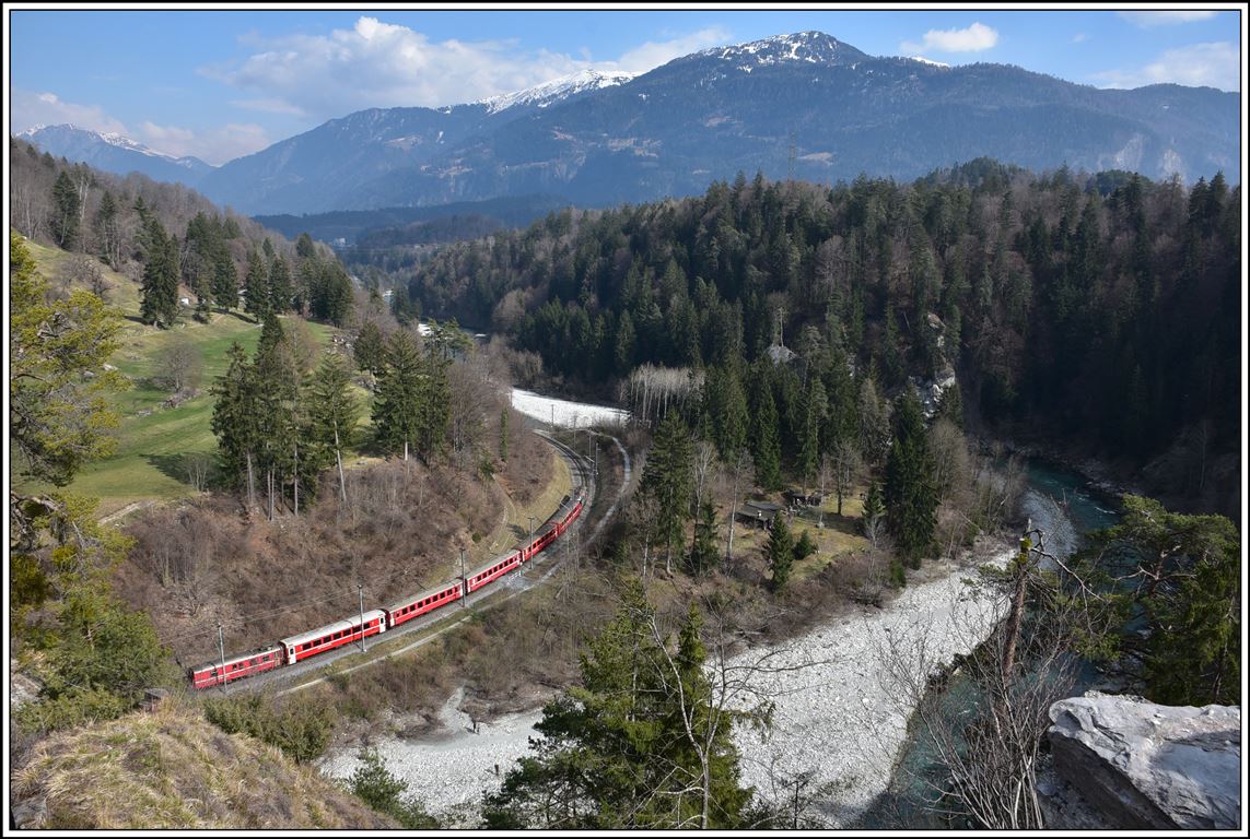RE1744 nach Scuol-Tarasp mit Ge 4/4 II 627  Reichenau-Tamins  unterhalb der Ruine Wackenau zwischen Trin und Reichenau- Tamins. (28.03.2020)