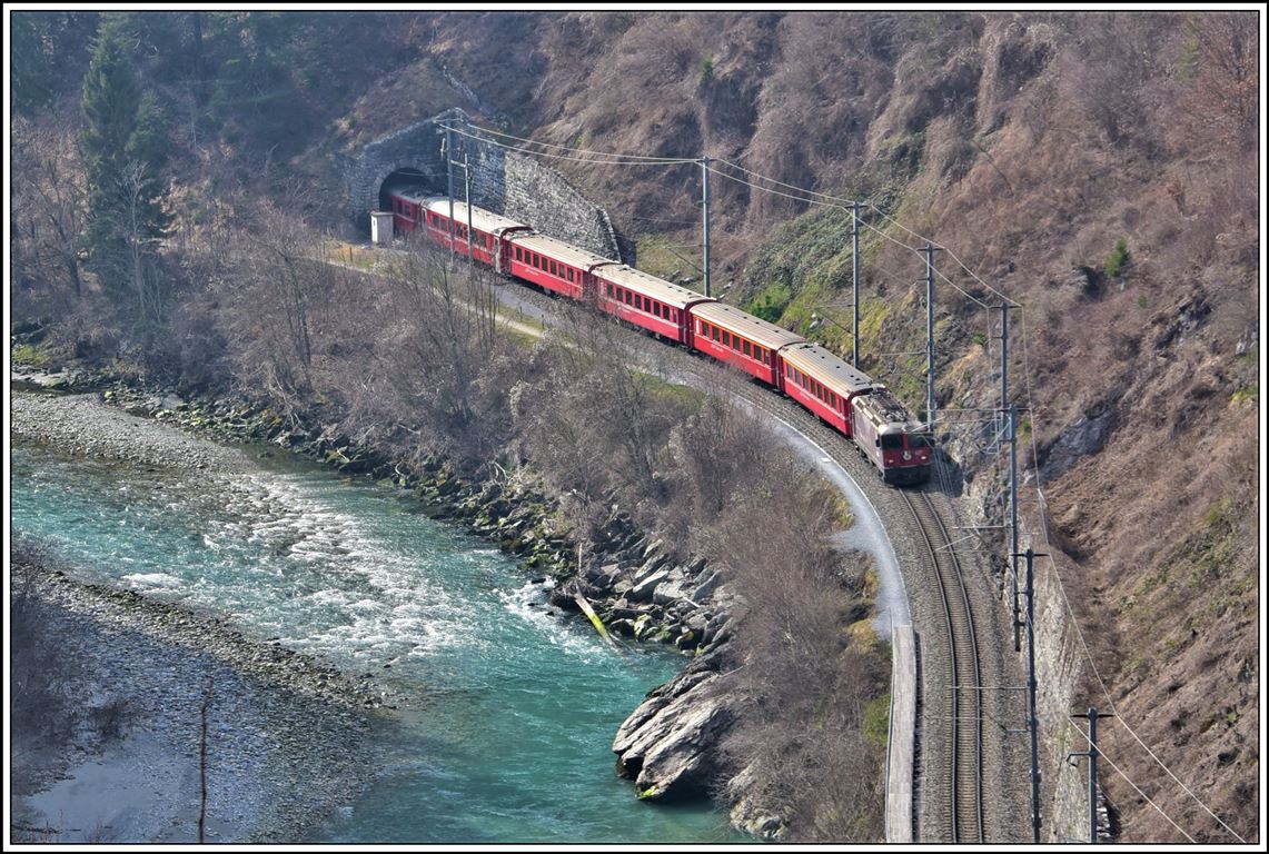 RE1744 nach Scuol-Tarasp mit Ge 4/4 II 627  Reichenau-Tamins  verlässt den Dabitunnel unterhalb von Trin. (28.03.2020)