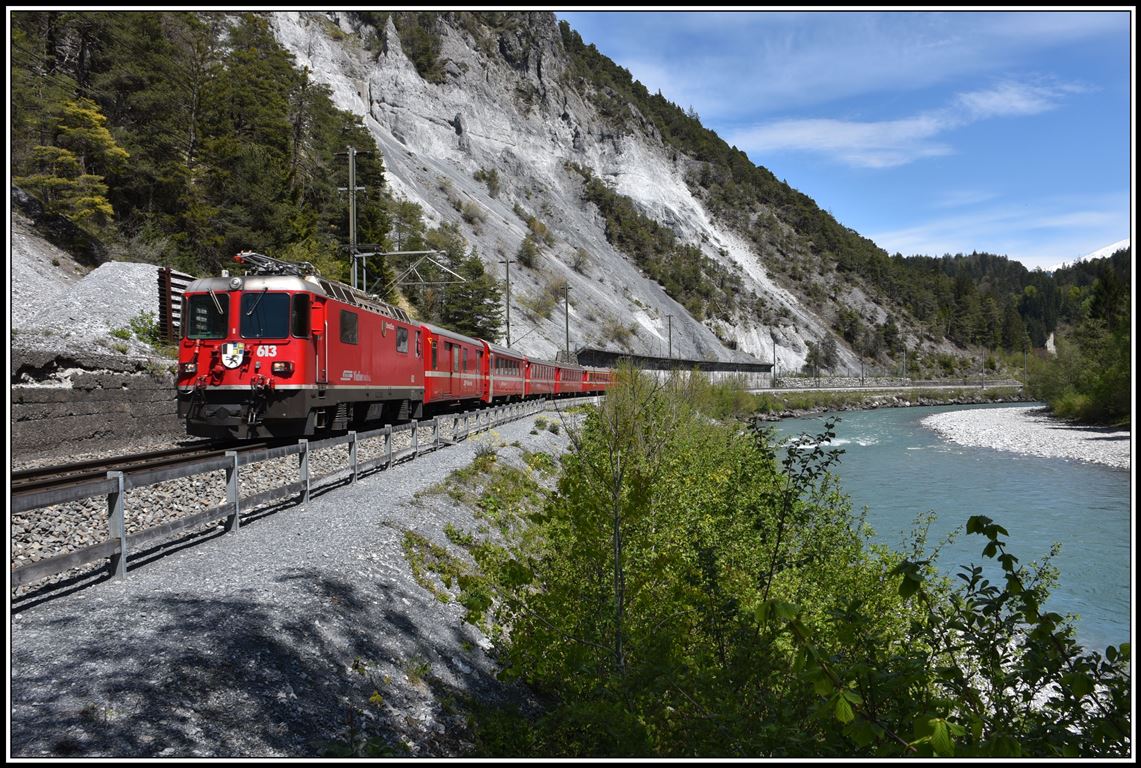 RE1745 mit Ge 4/4 II 613  Domat/Ems  am Vorderrhein bei Trin-Station. (06.05.2019)