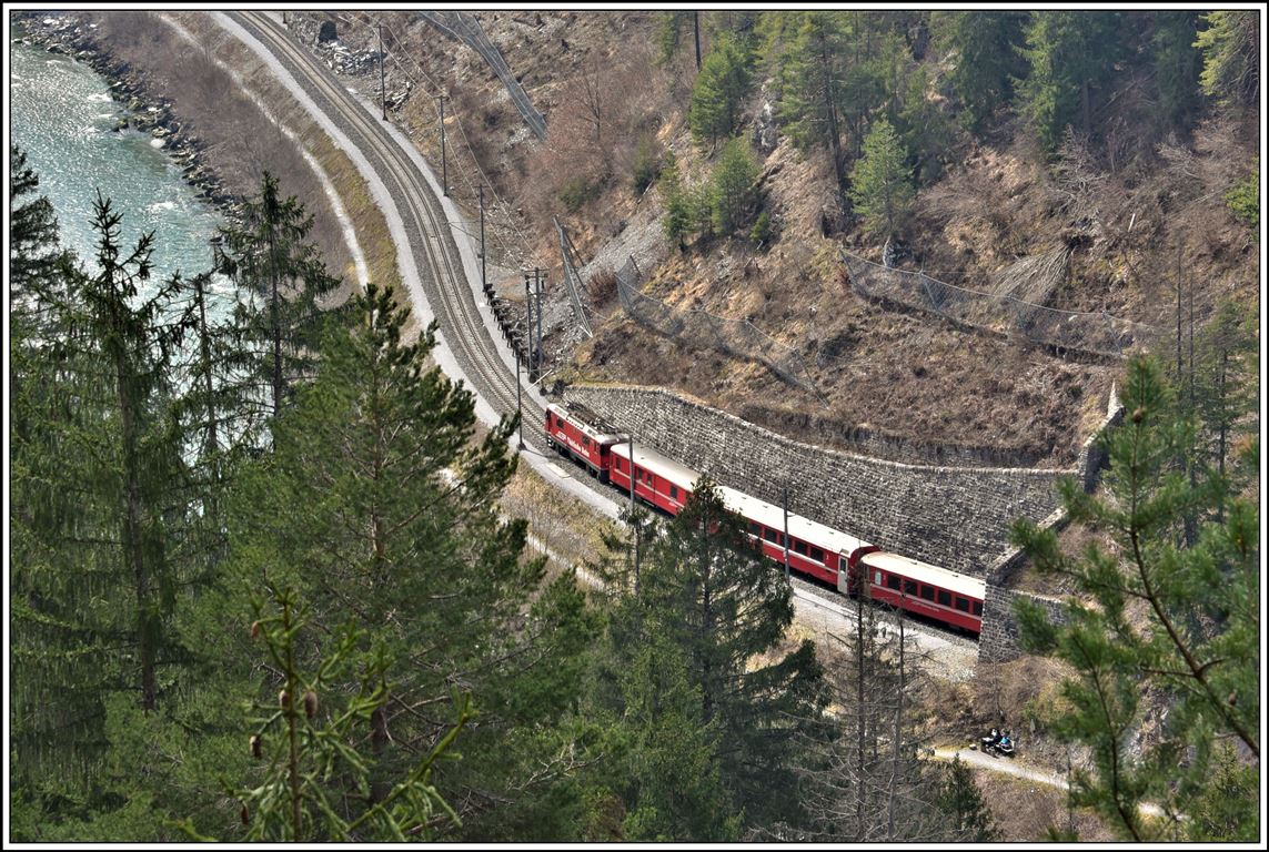 RE1745 mit der Ge 4/4 II 618  Bergün/Bravuogn  beim Verlassen des Dabitunnels vor Trin. Alle folgenden Aufnahmen habe ich von der Ruine Wackenau gemacht. (28.03.2020)