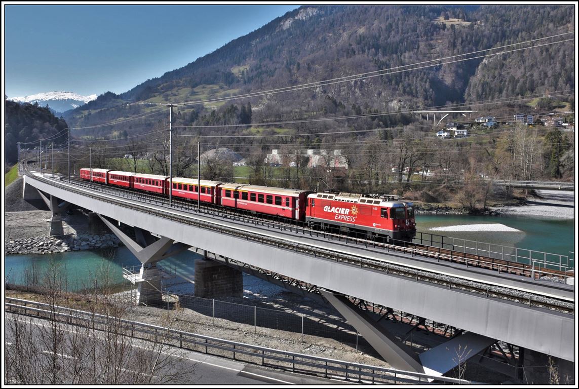 RE1748 nach Scuol/Tarasp mit Ge 4/4 II 623  Bonaduz  auf dem Hinterrheinviadukt in Reichenau-Tamins. (01.04.2020)