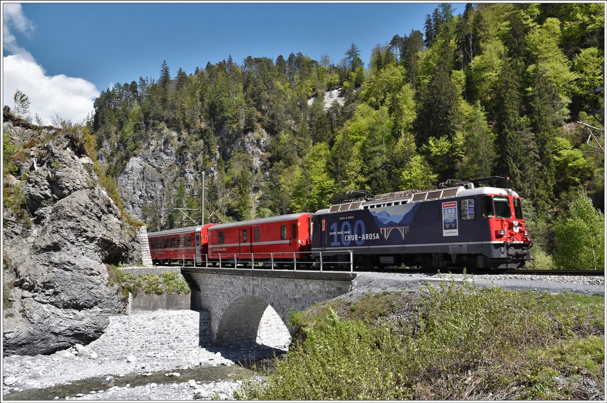 RE1749 mit Ge 4/4 II 627  Reichenau-Tamins  überquert den Flembach am Eingang zum Val Pintrun zwischen Trin und Versam-Safien. (10.05.2017)