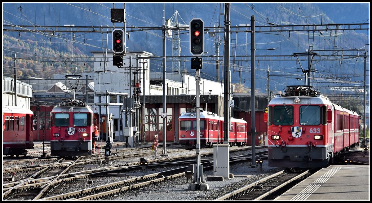 RE1749 mit Ge 4/4 II 633  Zuoz  neben Ge 4/4 II 632  Zizers  in Landquart. (10.11.2018)