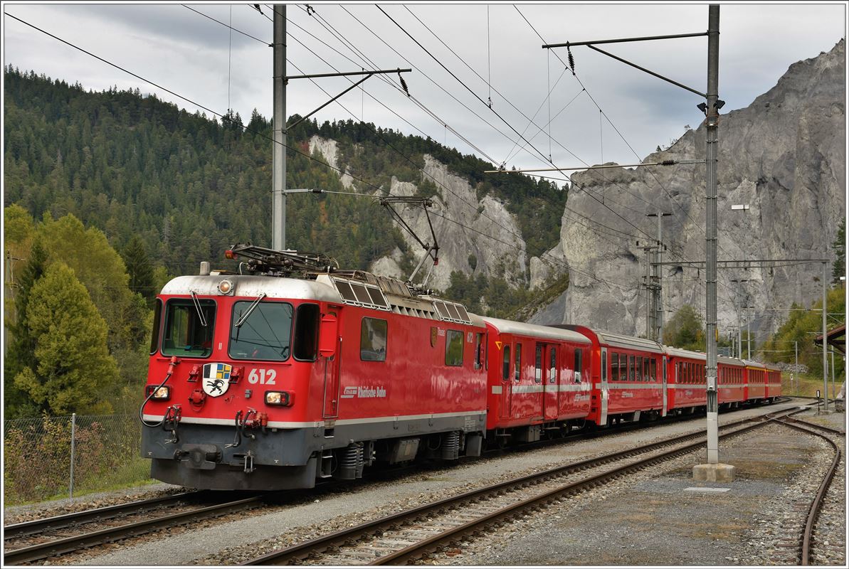 RE1749 mit Ge 4/4 II 612  Thusis  in Valendas-Sagogn. (13.10.2016)