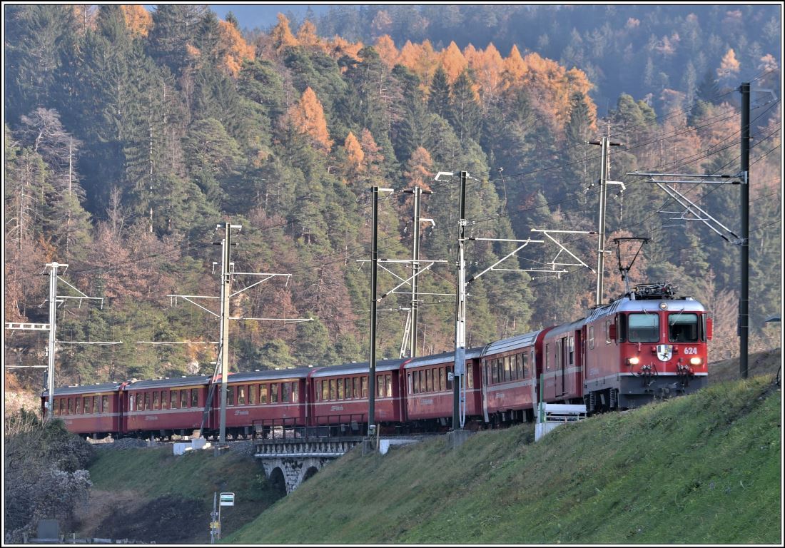RE1749 nach Disentis mit Ge 4/4 ii 624  Celerina/Schlarigna  bei der Verzweigung in Reichenau-Tamins. (25.11.2019)