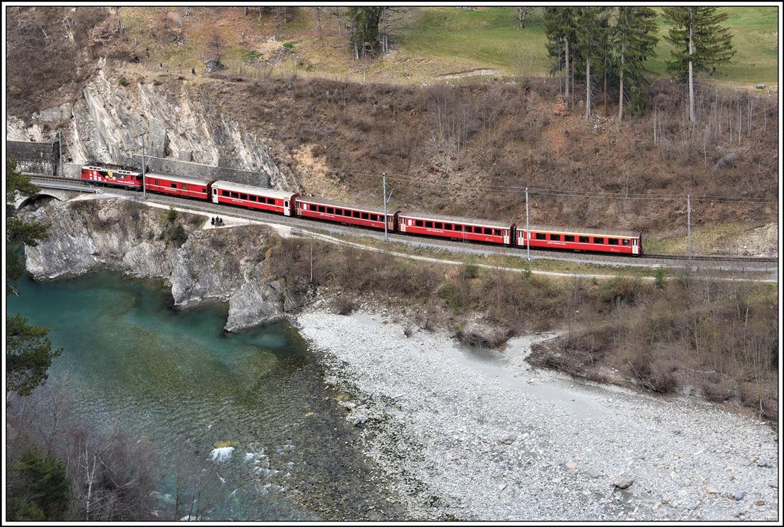 RE1749 nach Disentis mit Ge 4/4 II 629  Tiefencastel  unterhalb der Ruine Wackenau zwischen Reichenau-Tamins und Trin. (28.03.2020)