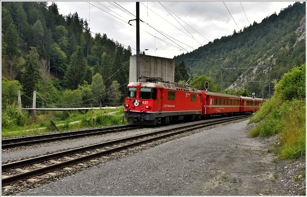 RE1752 mit Ge 4/4 II 621  Felsberg  bei der Fussgänger-Hängebrücke in Trin. (25.07.2016)