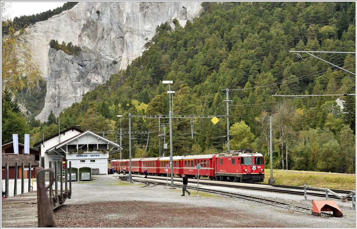 RE1752 mit Ge 4/4 II 613  Domat/Ems  in Versam-Safien. (13.10.2016)