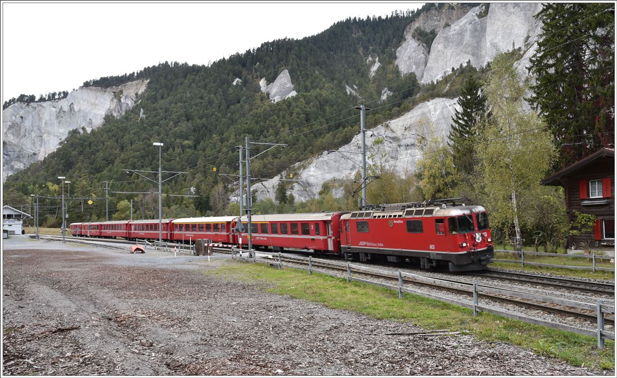 RE1752 mit Ge 4/4 II 613  Domat/Ems  in VVersam-Safien. (13.10.2016)