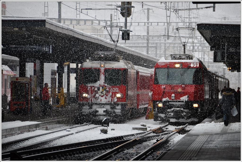 RE1753 mit Ge 4/4 II 620  Zernez  fährt nach Disentis und RE1153 mit der Ge 4/4 III 651  Fideris  nach St.Moritz. (05.03.2016)