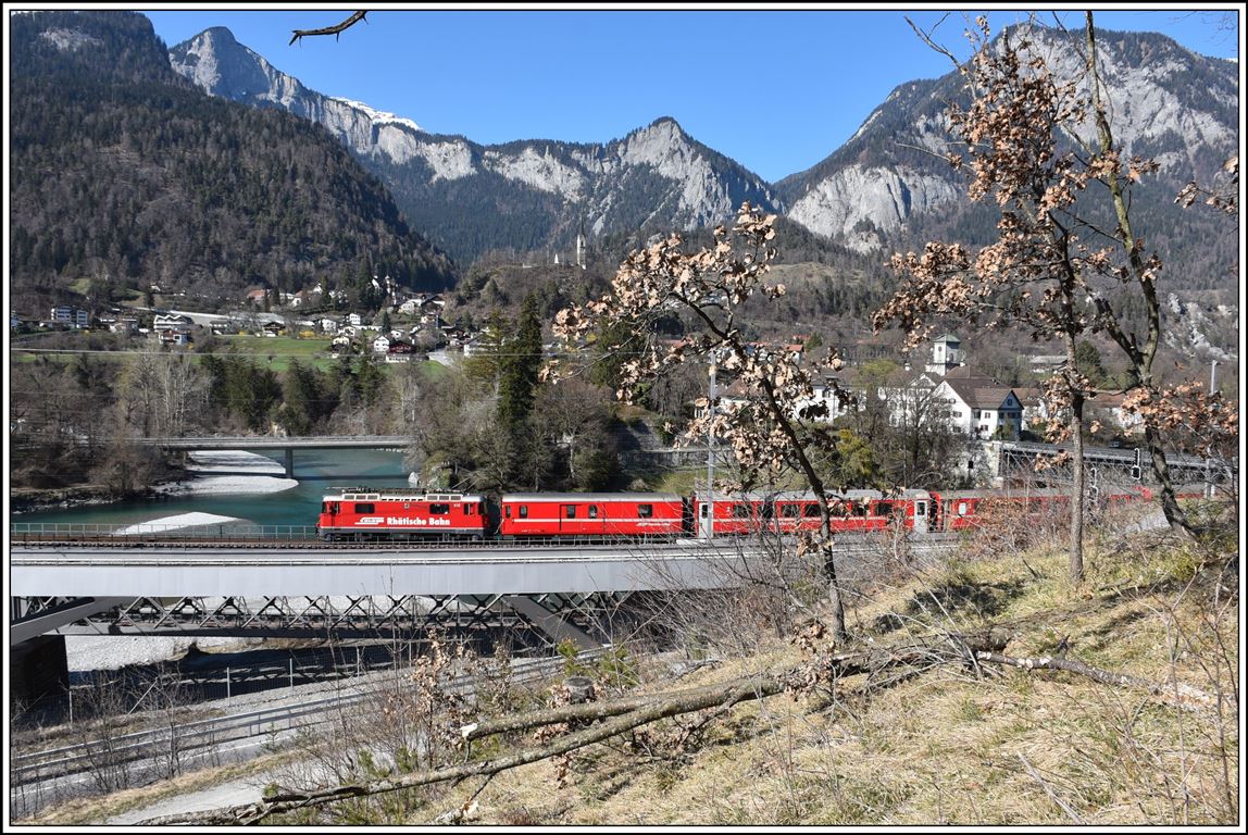 RE1753 nach Disentis/Mustér mit Ge 4/4 II 618  Bergün/Bravuogn  auf der Hinterrhenbrücke in Reichenau-Tamins. (01.04.2020)