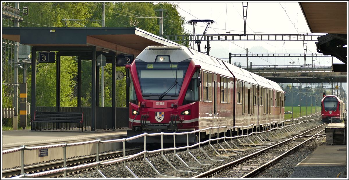 RE1754 aus Ilanz mit ABe 4/16 3105 nach Chur in Felsberg.Rechts Capricorn ABe 4/16 3114 auf Testfahrt. (21.04.2020)