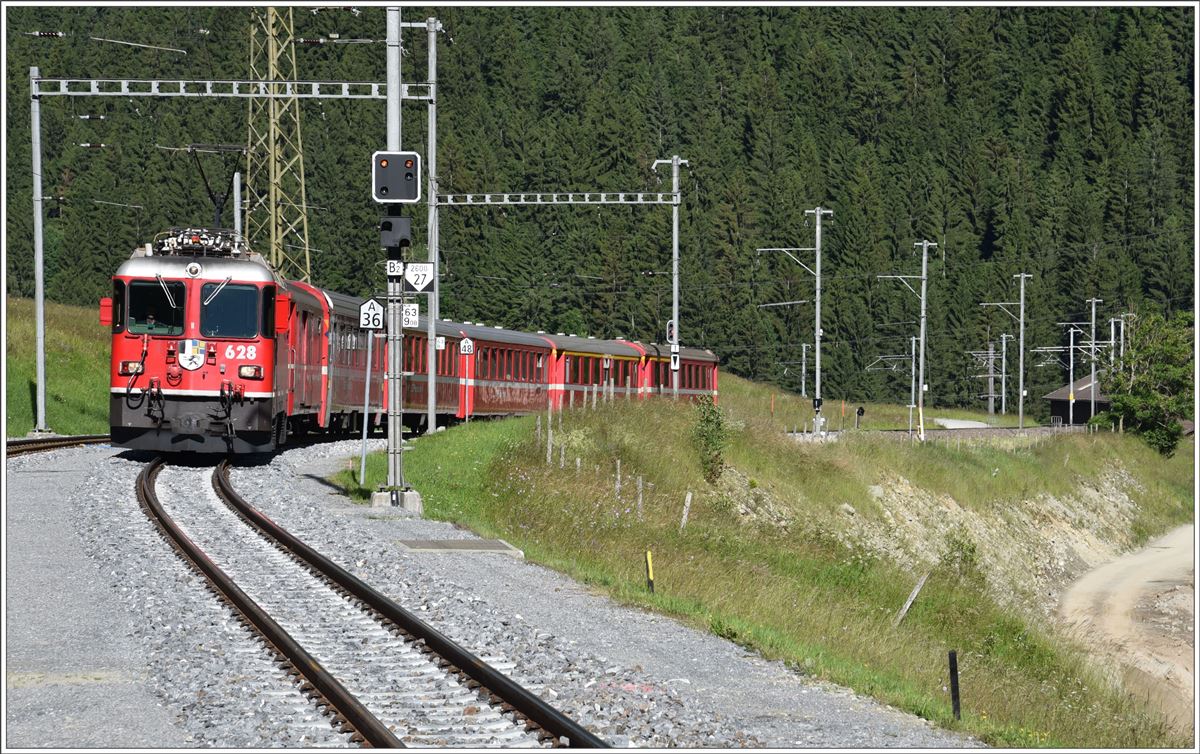 RE1757 mit Ge 4/4 II 628 s-chanf in Rabius-S. (20.06.2016)