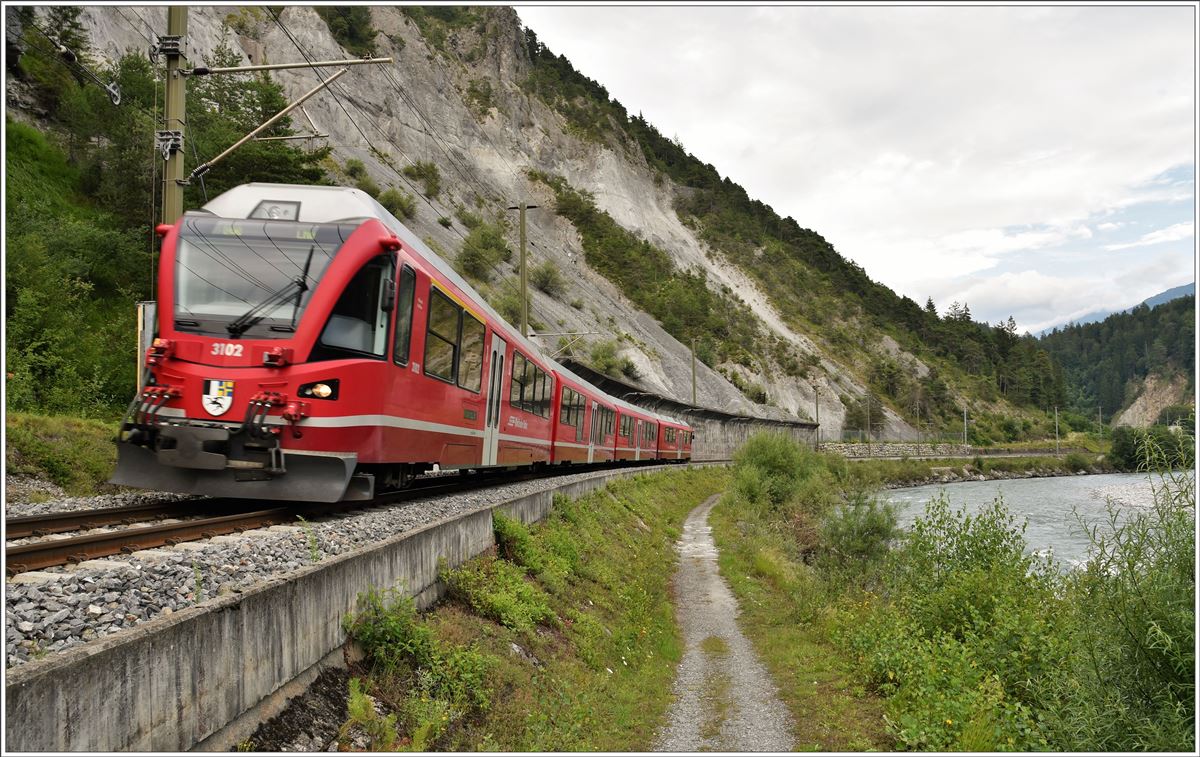RE1758 von Ilanz nach Chur mit ABe 4/16 3102 oberhalb Trin. (25.07.2016)