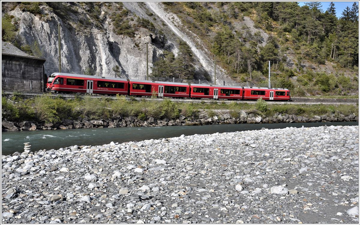RE1758 mit ABe 4/16 3103 auf dem Rückweg nach Chur bei Trin. (10.05.2017)