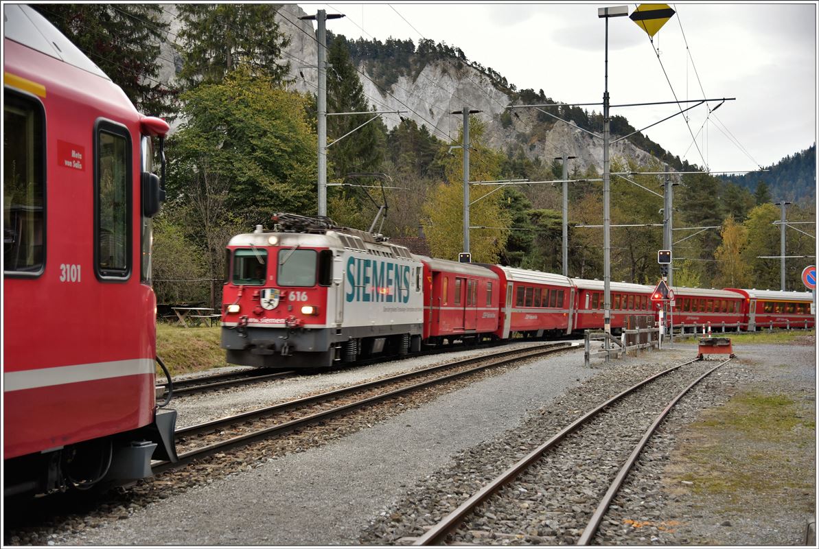 RE1758 wartet in Versam-Safien auf den Gegenzug RE1761 mit der Ge 4/4 II 616  Filisur . (13.10.2016)