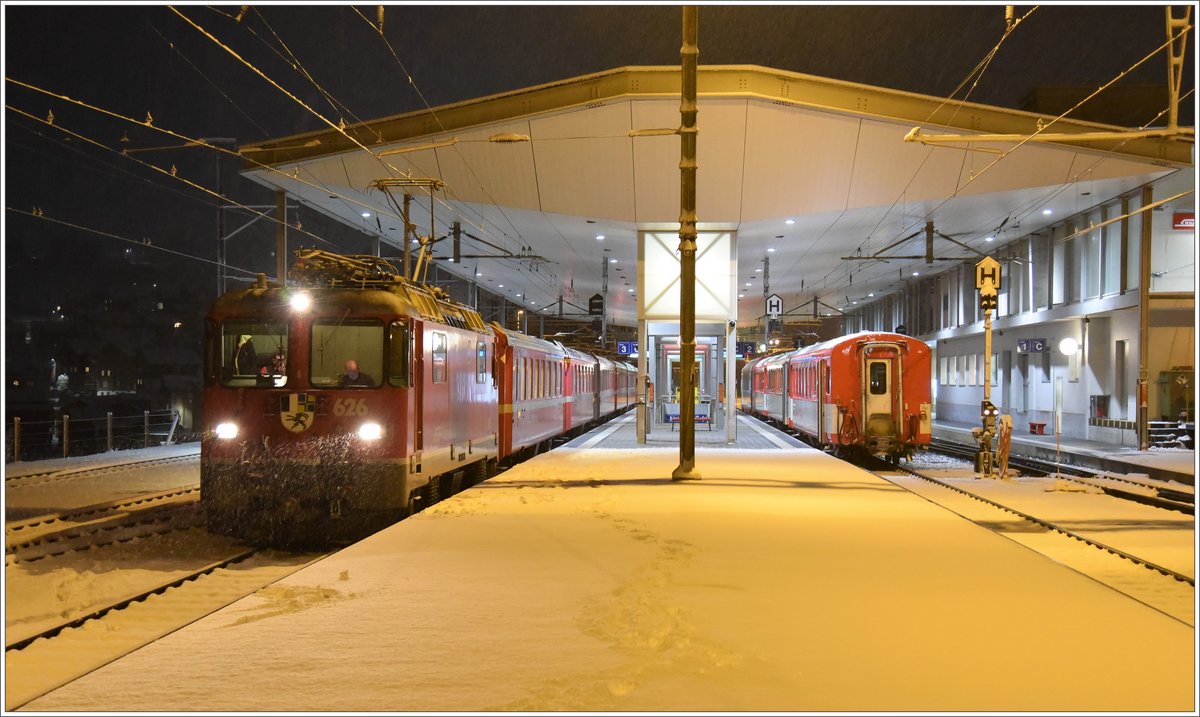 RE1760 nach Landquart mit der Ge 4/4 II 626  Malans  im Bahnhof Disentis/Mustér. (29.11.2017)