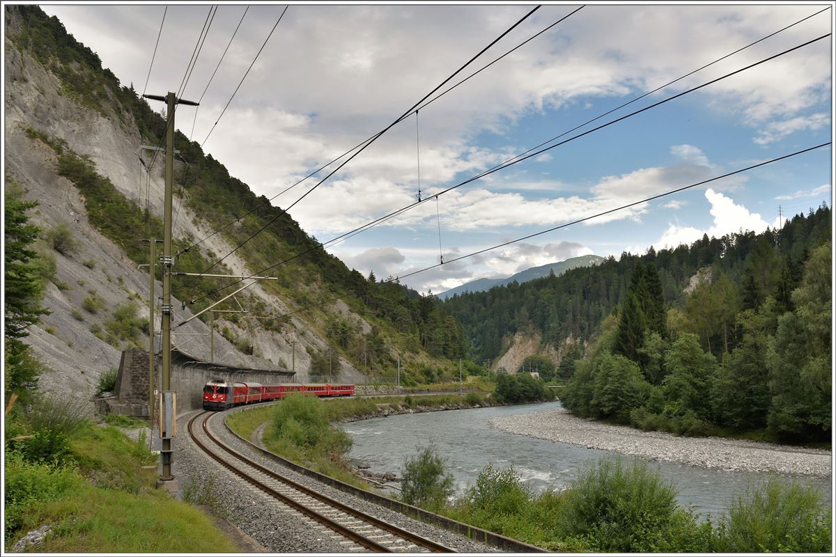 RE1761 mit Ge 4/4 II 627  Reichenau-Tamins  bei Trin in der Ruinaulta. (25.07.2016)
