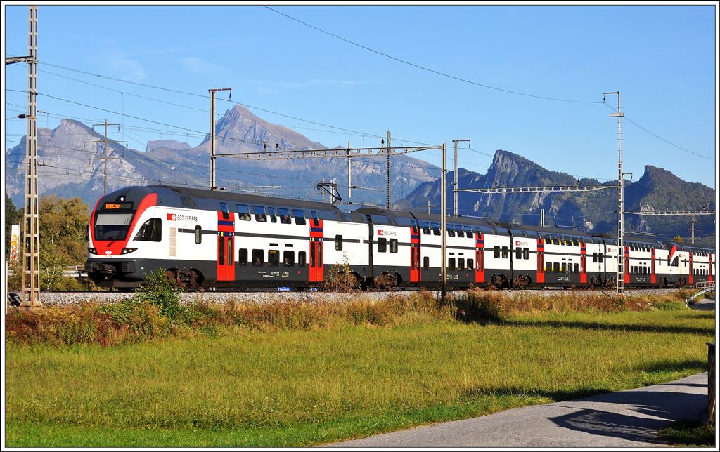 RE1763 aus Zürich fährt in Landquart ein. Im Hintergrund von links nach rechts Gonzen, Gauschla und Regitzerspitz. (09.10.2014)