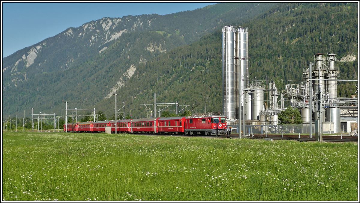 RE1765 mit Ge 4/4 II 633  Zuoz  nach Disentis in Ems Werk. (07.07.2020)