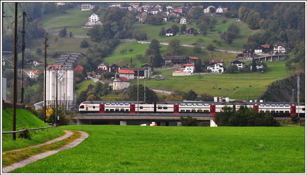RE1769 aus Zürich HB fährt in Landquart ein. (01.10.2014)