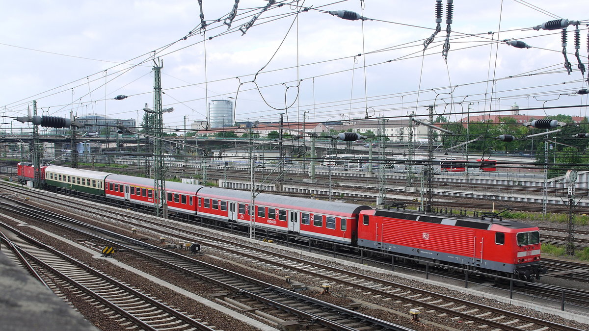 RE18 Dresden - Cottbus mit ex Reichsbahn Wagen D-PRESS 55 80 30-33 724-7 Abomz), Dresden Hbf, 01.06.2012

