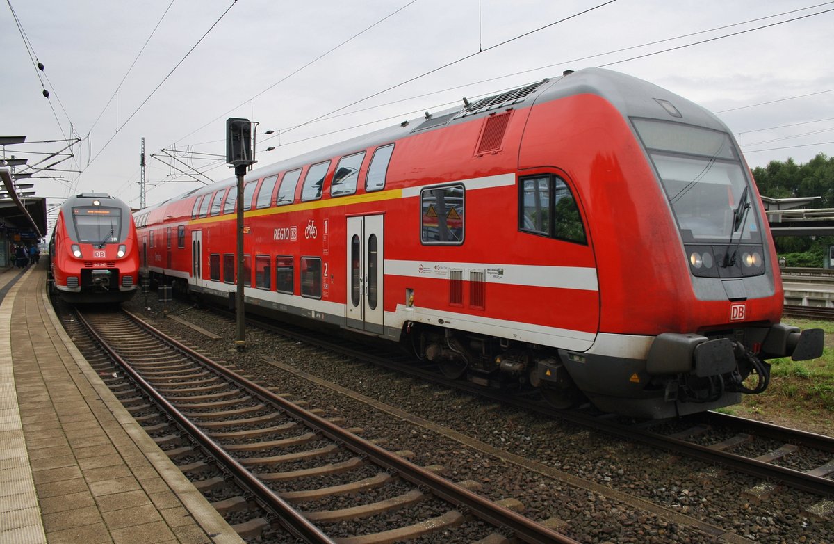 RE18490  Warnemünde-Express  von Berlin Hauptbahnhof (tief) nach Warnemünde verlässt am 12.8.2017 den Rostocker Hauptbahnhof. Schublok war 112 118.