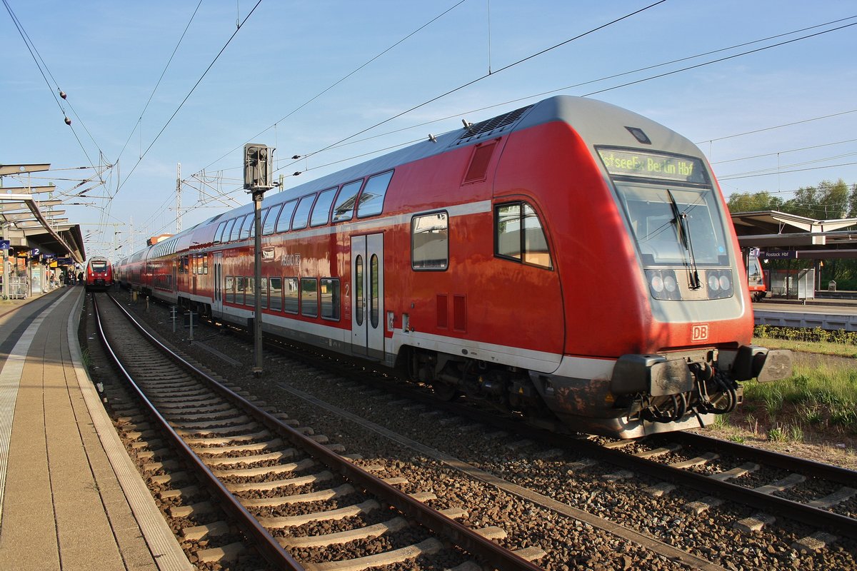 RE18491  Warnemünde-Express  von Warnemünde nach Berlin Hauptbahnhof (tief) erreicht am 20.5.2017 den Rostocker Hauptbahnhof. Zuglok war 112 133.