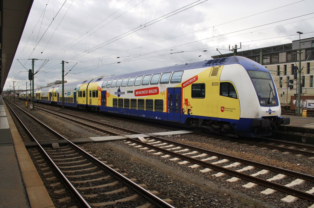 RE2 (ME82818) von Göttingen nach Uelzen macht sich am 5.8.2017 im Hannoverschen Hauptbahnhof auf den Weg. Schublok war 146 517-8.