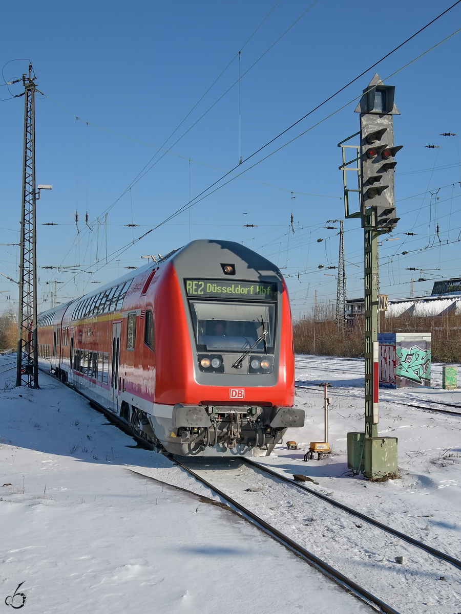 RE2 nach Düsseldorf Hbf ist hier bei der Ausfahrt am Hauptbahnhof Wanne-Eickel zu sehen. (Februar 2021)