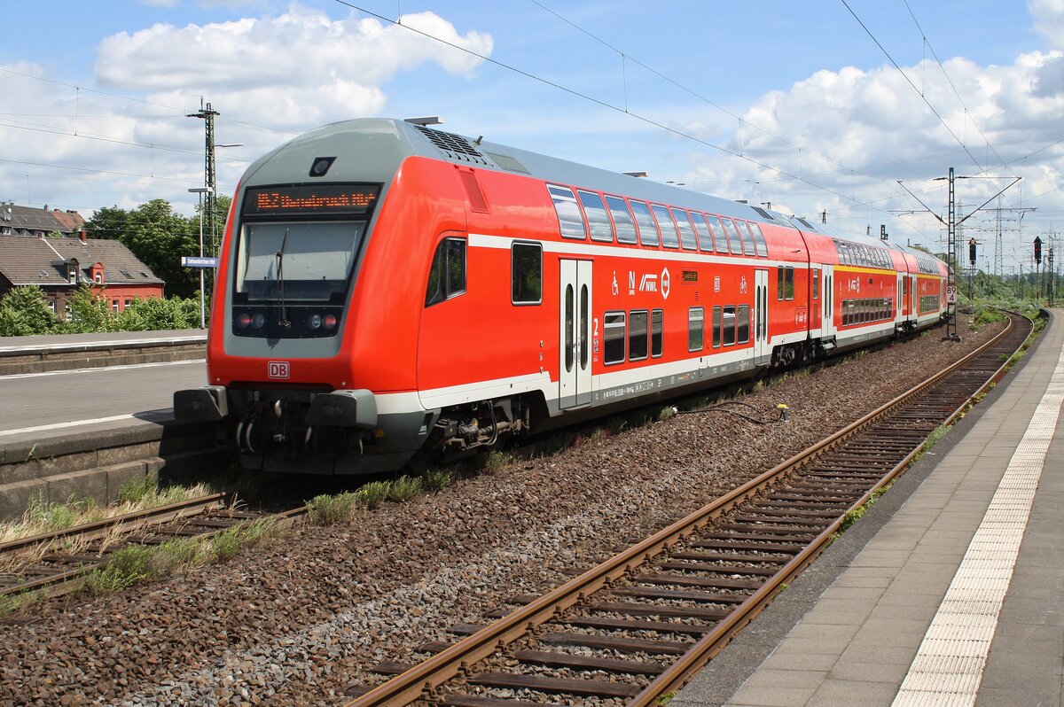 RE2 (RE11887) von Düsseldorf Hauptbahnhof nach Osnabrück Hauptbahnhof verlässt am 20.06.2021 den Gelsenkirchener Hauptbahnhof. Zuglok war 146 120-1.