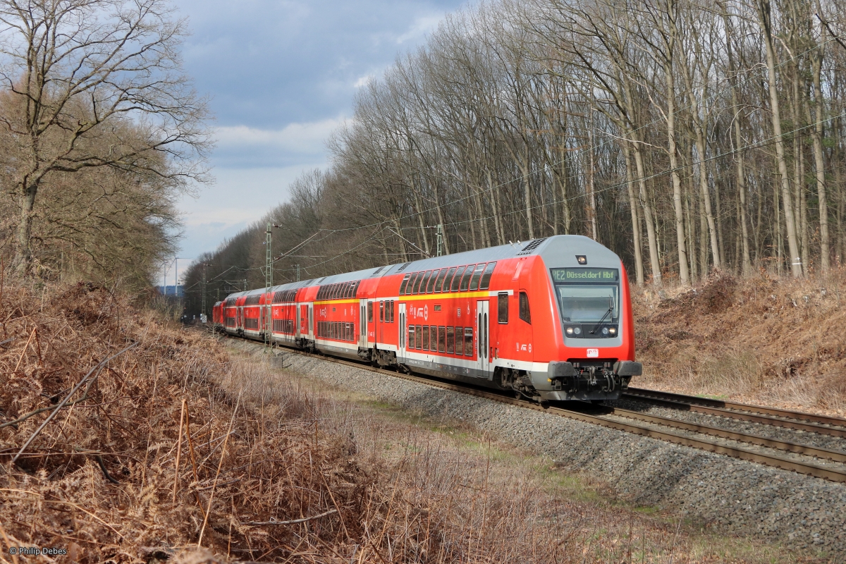 RE2 in Richtung Düsseldorf Hbf geschoben von 146 118-5 (DB) in Marl-Sinsen, 18. März 2023