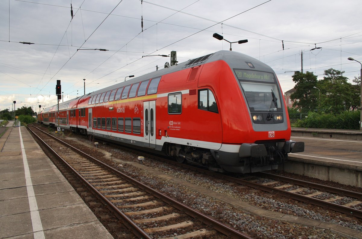 RE20 (RE17665) aus Uelzen erreicht am 1.8.2016 geschoben von 146 024 den Magdeburger Hauptbahnhof.