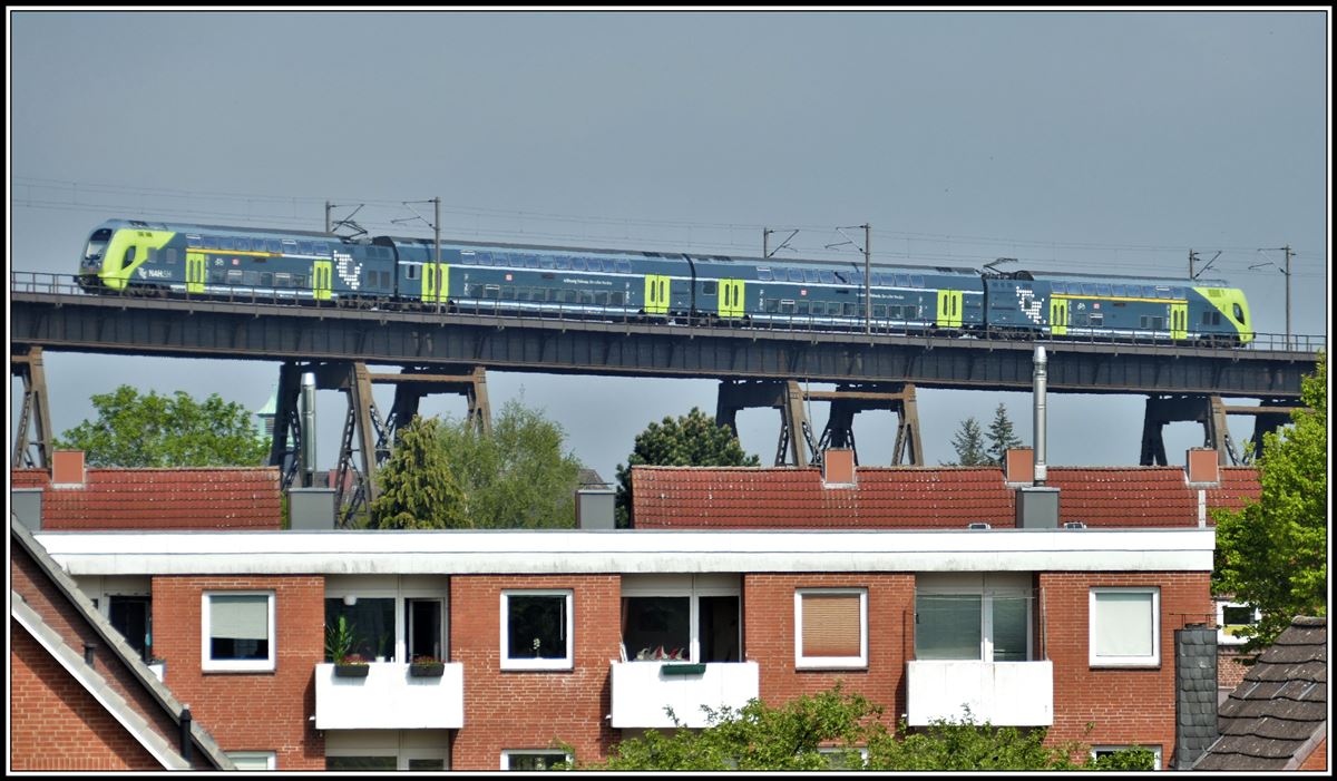 RE21060 aus Hamburg mit einer Doppelstockgarnitur BR445 befindet sich auf der nördlichen Spirale der 2170m langen Rendsburger Hochbrücke über den Nord-Ostsee-Kanal. Aufnahmeort Appenrader Weg. (18.05.2019)