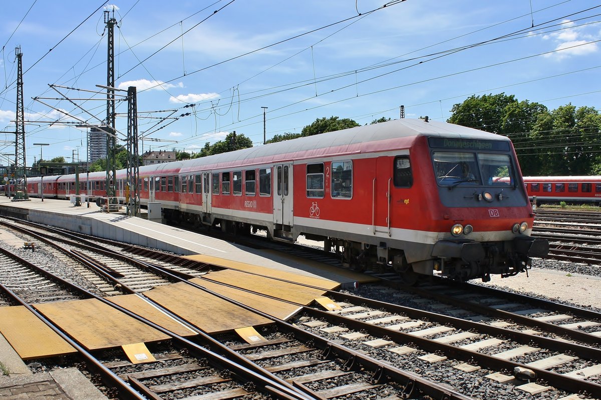 RE22318 von Ulm Hauptbahnhof nach Donaueschingen verlässt am 01.06.2019 den Startbahnhof. Schublok war 218 432-3.