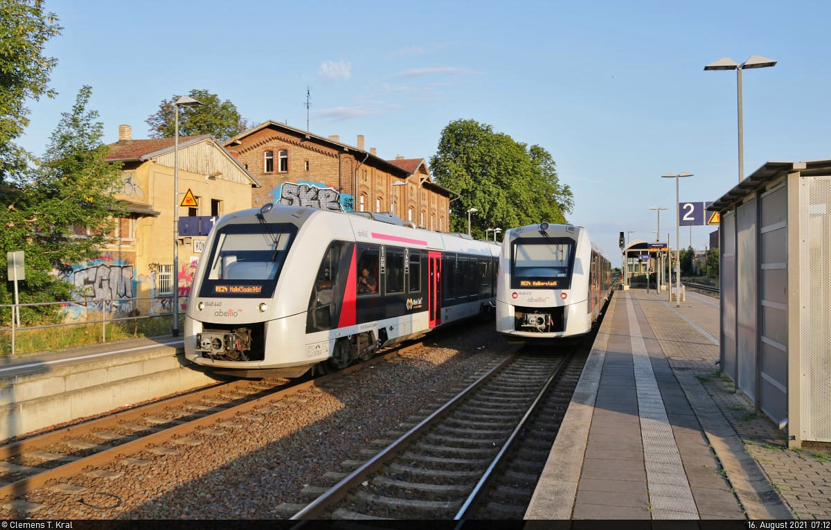 RE24-Treffen im Bahnhof Könnern mit 1648 440-3 auf Gleis 1 und 1648 411-4 (Alstom Coradia LINT 41) auf Gleis 2. Normalerweise findet die Zugkreuzung im Bahnhof Wallwitz(Saalkr) statt. Diese beiden morgendlichen Umläufe bilden aber eine Ausnahme.

🧰 Abellio Rail Mitteldeutschland GmbH
🚝 RE 75731 (RE24) Halberstadt–Halle(Saale)Hbf | RE 75722 (RE24) Halle(Saale)Hbf–Halberstadt
🚩 Bahnstrecke Halle–Vienenburg (KBS 330)
🕓 16.8.2021 | 7:12 Uhr