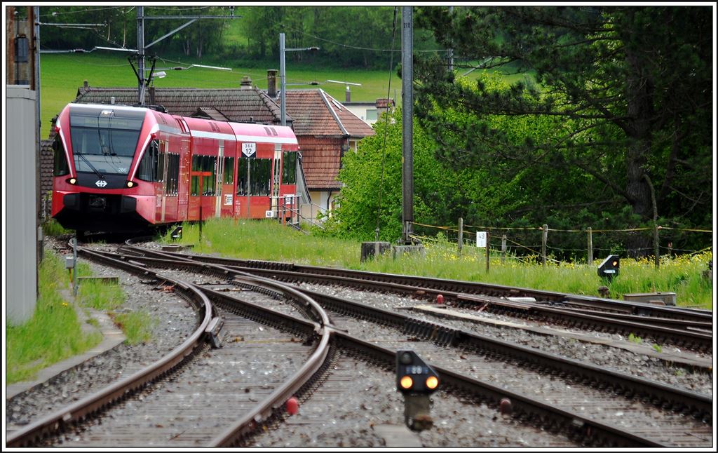 RE2864 mit GTW 280 trifft aus Biel/Bienne in Sonceboz-Sombeval ein. (12.05.2014)
