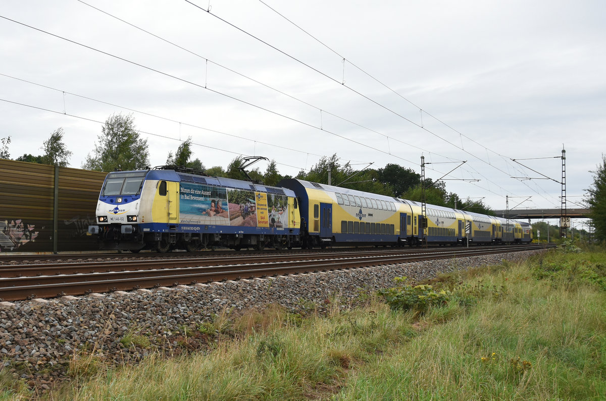 RE3 des Metronoms mit der 146 502-0  Bad-Bevensen  in Front, unterwegs in Richtung Lüneburg. Höhe Bardowick, 03.09.2019.