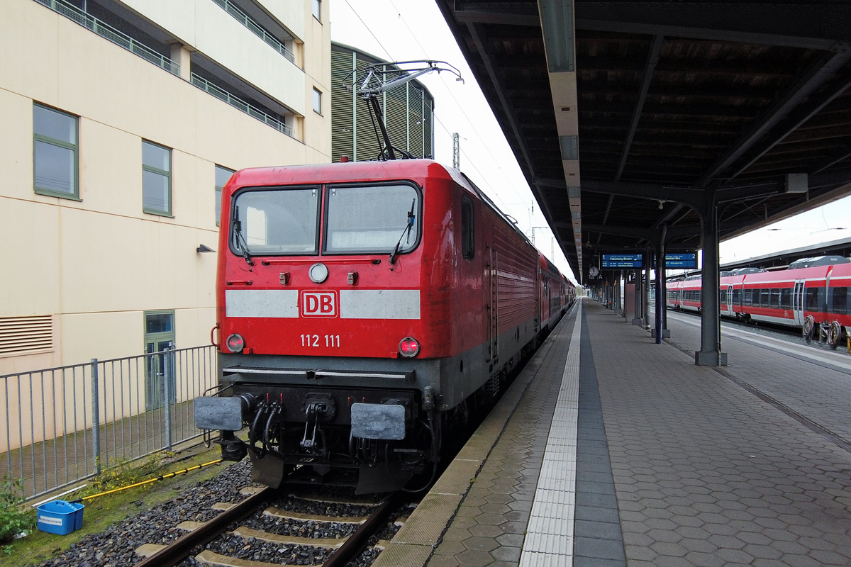 RE3  nach Falkenberg (Elster) steht abfahrbereit am Bahnsteig 1 in Stralsund.  Die bereitstehenden Fensterputz Utensilien am Gleis bleiben durch den ständigen Regen ungenutzt. - 05.11.2019
