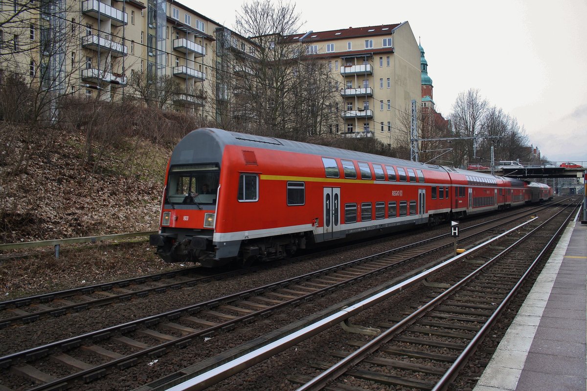 RE3 (RE3308) von Berlin Hauptbahnhof (tief) nach Stralsund Hauptbahnhof passiert am 11.3.2017 den S-Bahnhof Berlin Prenzlauer Allee in Richtung Süden. Schublok war 143 193-1.