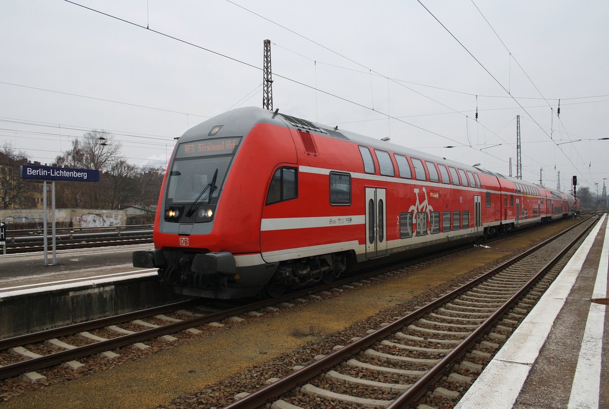 RE3 (RE3308) von Berlin Hauptbahnhof (tief) nach Stralsund Hauptbahnhof erreicht am 12.2.2017 den Bahnhof Berlin Lichtenberg. Schublok war 114 040.