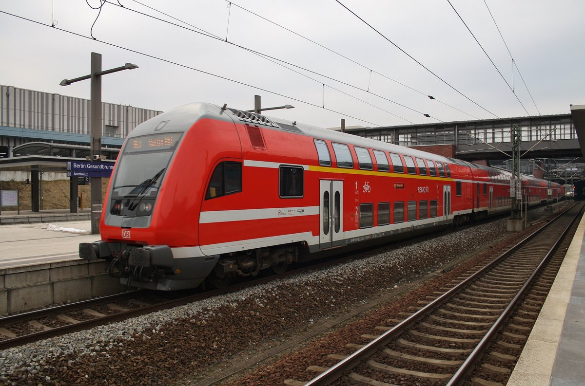 RE3 (RE3309) von Stralsund Hauptbahnhof nach Berlin Hauptbahnhof (tief) fährt am 11.2.2017 in Berlin Gesundbrunnen ein. Zuglok war 112 182.