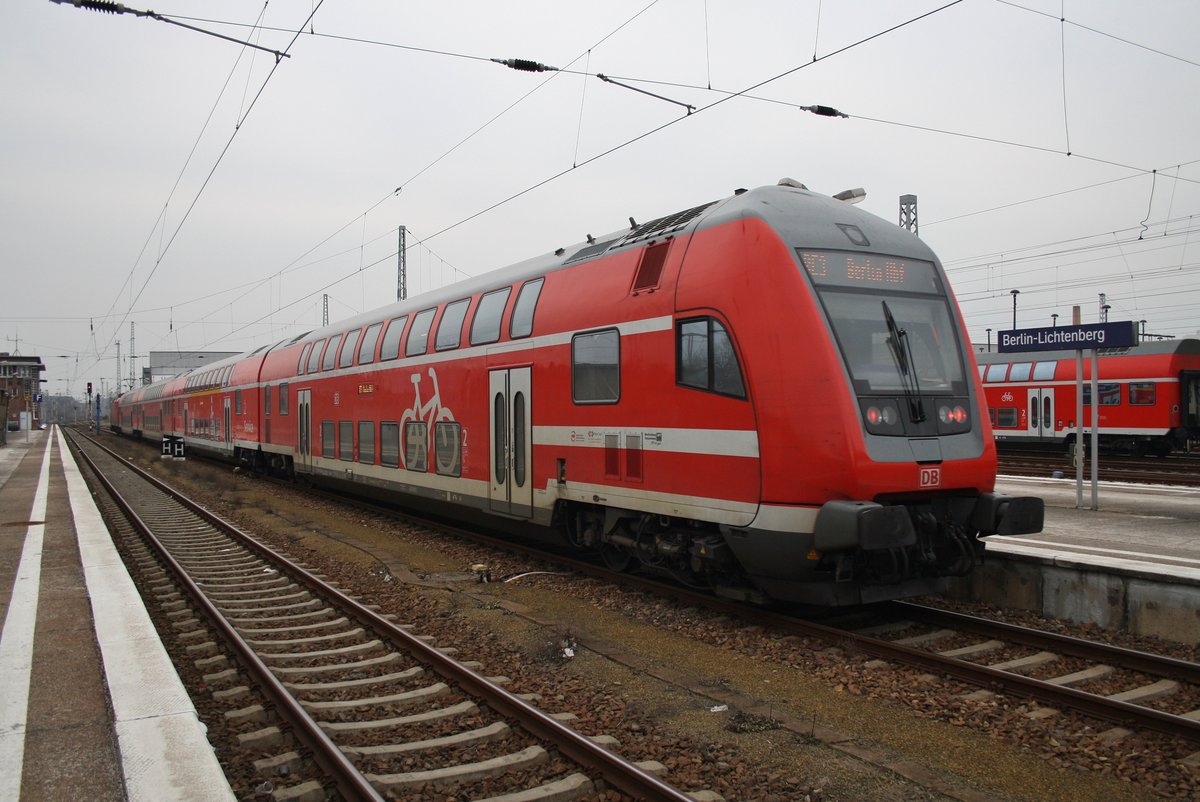 RE3 (RE3311) von Stralsund Hauptbahnhof nach Berlin Hauptbahnhof (tief) verlässt am 11.2.2017 geführt von 112 189-6 Berlin Lichtenberg.